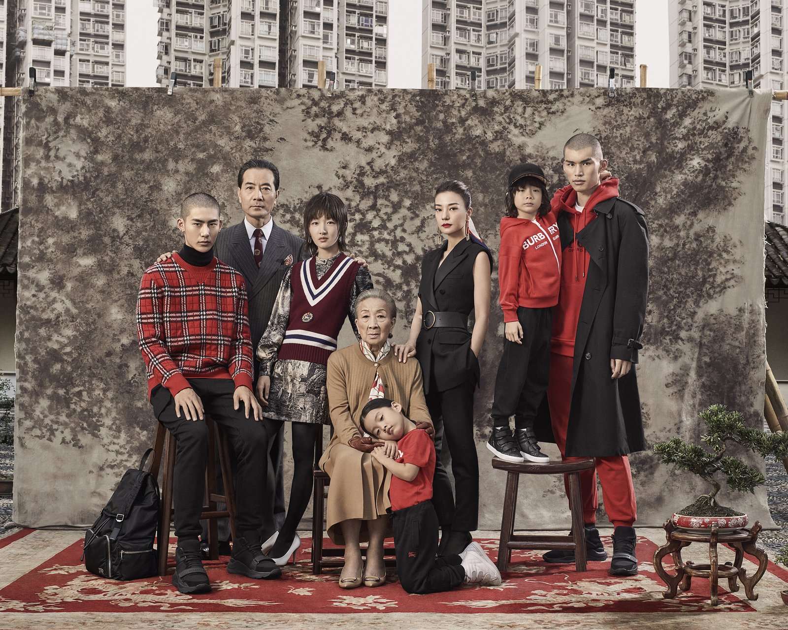 Bộ ảnh quảng cáo Tết gây tranh cãi của Burberry (cre: Jing Daily)